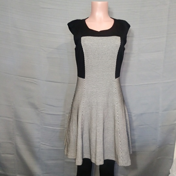 Trina Turk Dresses & Skirts - Trina Turk sleeveless black sz 6